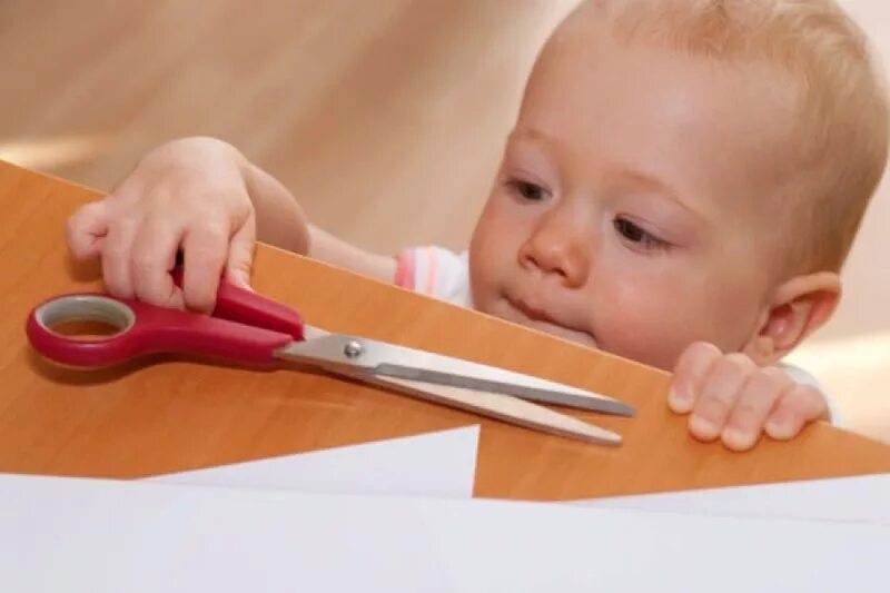 Грудной ребенок. Опасно для грудного ребенка. Новорожденный у груди. Детский травматизм. Ребенок поперхнулся.