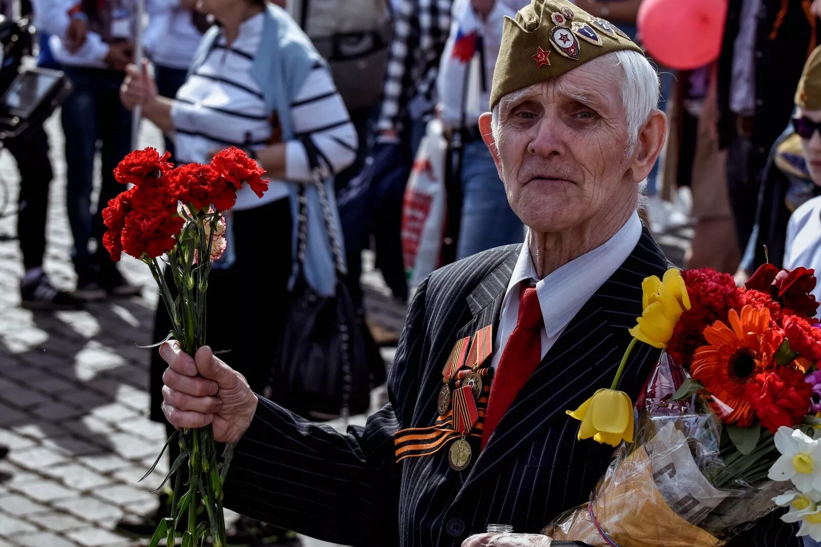 Ветеран рф сайт. Ветераны Великой Отечественной войны. Гвоздики ветеранам. День Победы ветераны. С днем Победы.