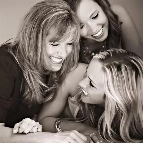 Фотосессия с двумя взрослыми дочерьми. Подружка мамы. Мама и две взрослые дочери. Подружки мамы Дочки фотосессия.
