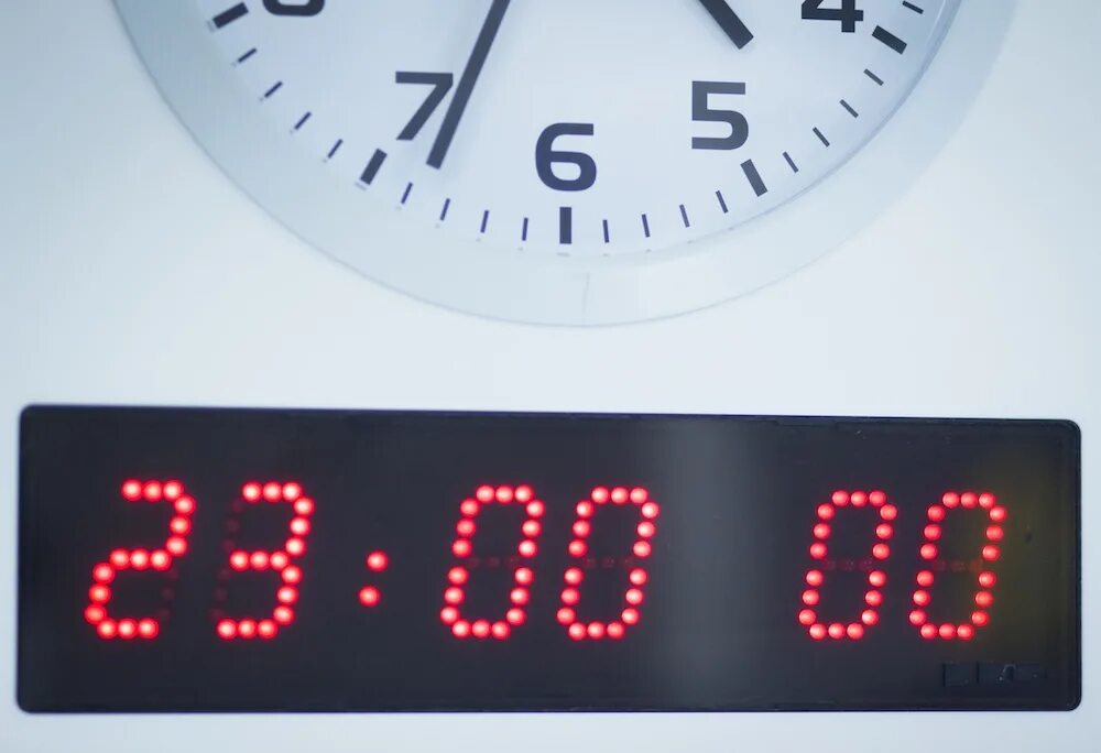 Page turning clock