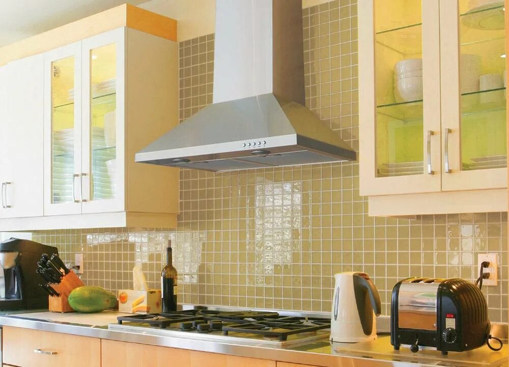 Устанавливать вытяжку кухне газовой плитой. Воздухоочиститель Kitchen Hood. Кухни с вытяжками над плитой. Купольная вытяжка для кухни. Вытяжка над газовой плитой.