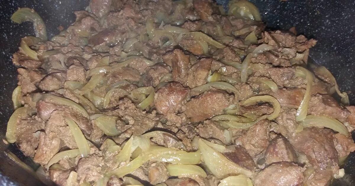 Печень жареная с луком мягкая. Печень куриная жареная с луком. Куриная печень с луком на сковороде. Печень жареная с луком на сковороде. Печень куриная жареная с луком на сковороде.