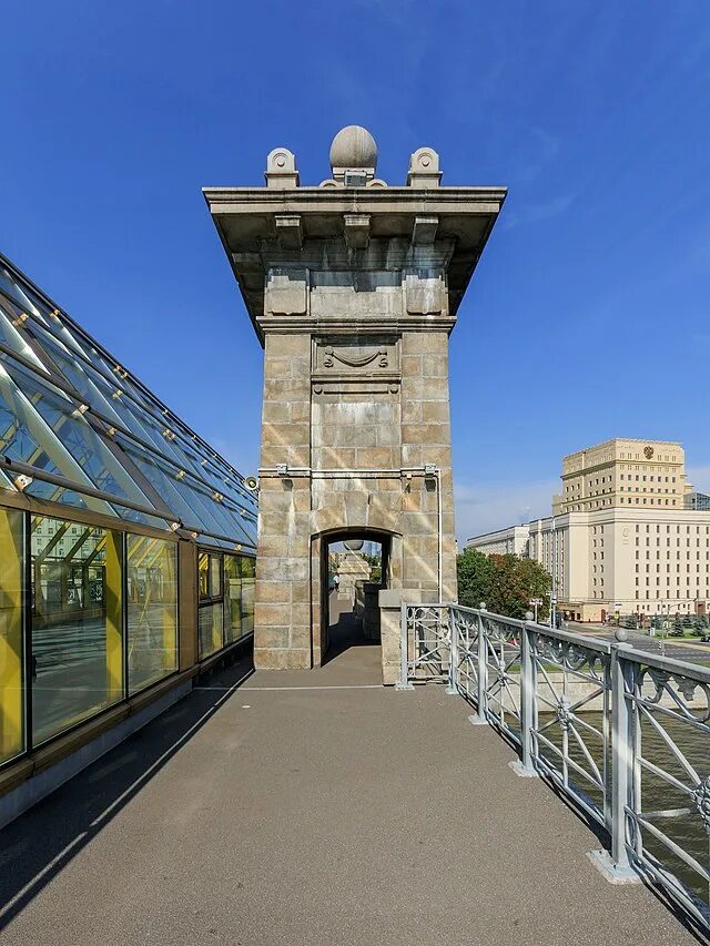 Файл:Moscow Gorky Park Pushkinsky Bridge 08-2016 img2.jpg - Википедия