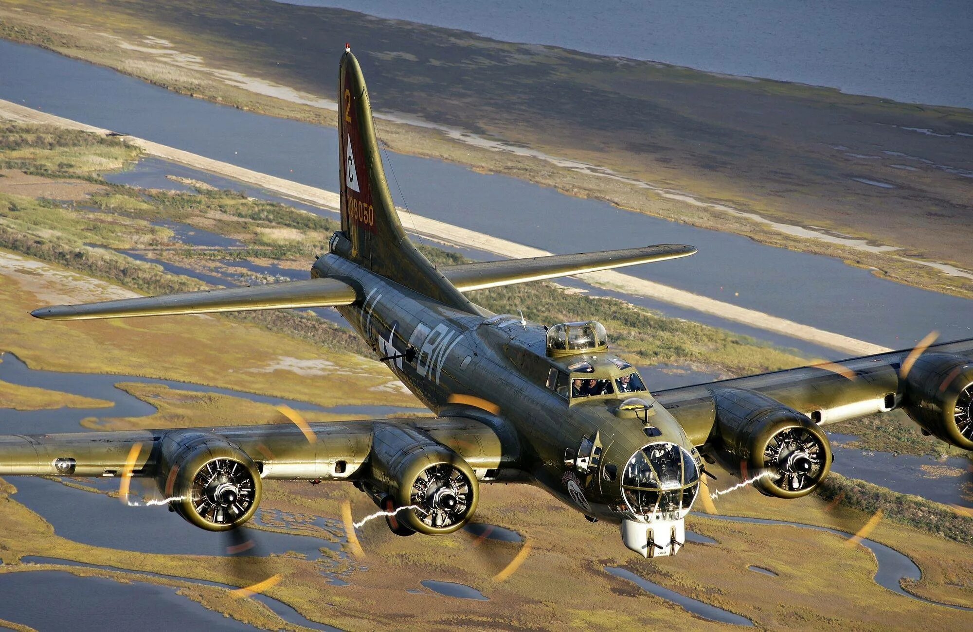 Б 17 кг. Boeing b-17 Flying Fortress самолет. Бомбардировщик б-17 летающая крепость. Боинг б 17 летающая крепость. ТБ-7 бомбардировщик.