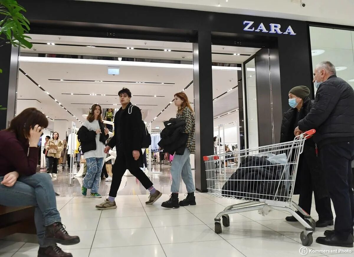 День открылся на заре. Магазин Zara в Москве открытие. Zara в Москве открылась. Первый магазин Zara в Испании.