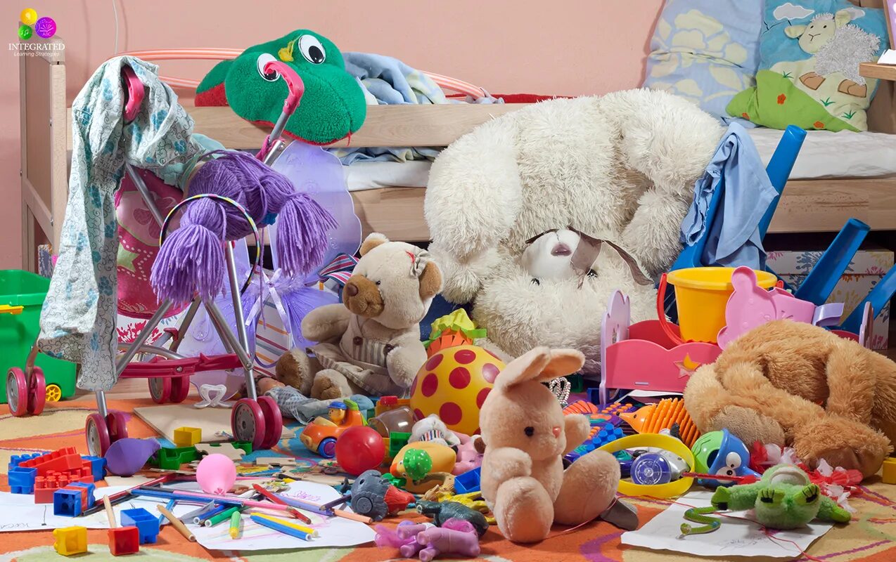 Детские игрушки. Много игрушек. Разбросанные игрушки. Детские игрушки разбросаны.