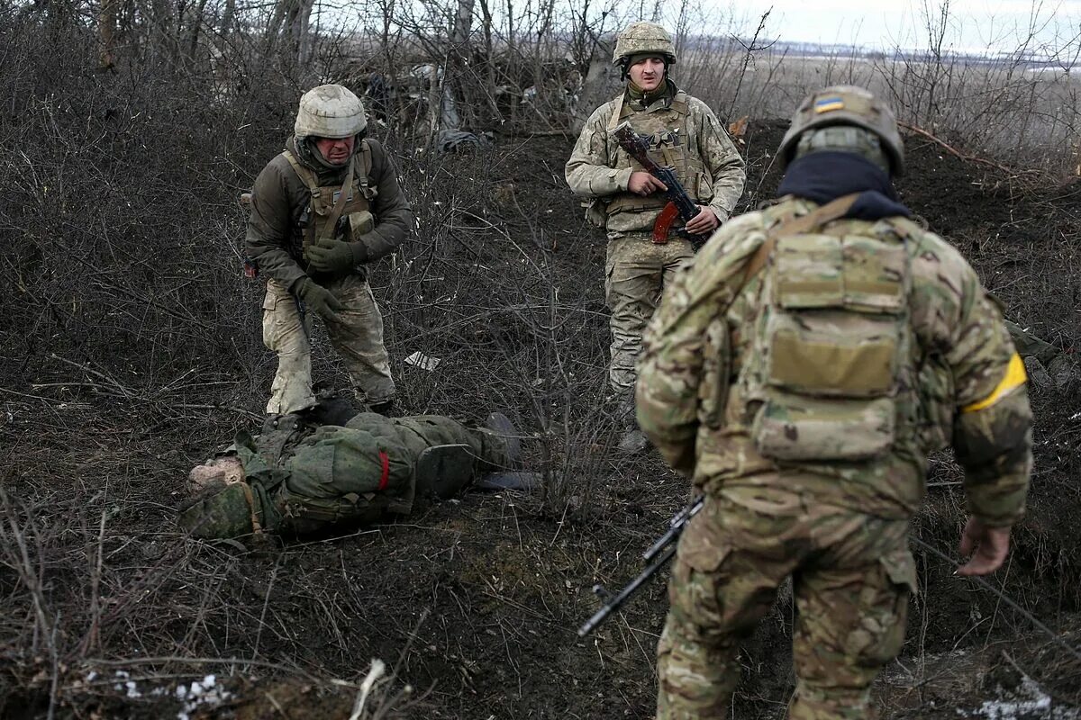 Российские военные на Донбассе. Украинские солдаты в плену у русских. Российская армия на Донбассе. Пленные российские солдаты. Is russia winning