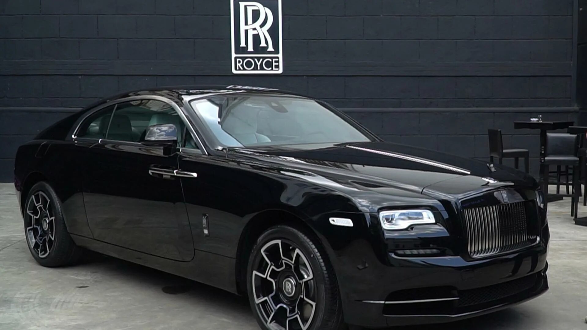 Rolls royce badge. Rolls Royce Wraith Black badge. Роллс Ройс Wraith Black badge. Роллс Ройс Black badge. Rolls Royce Wraith черный.
