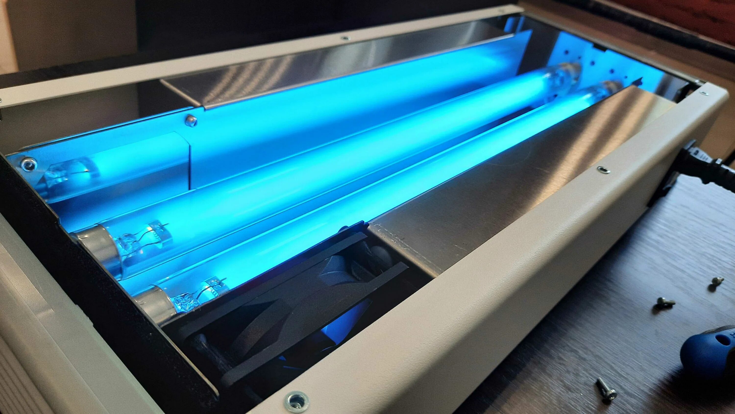 Ультрафиолетовое излучение. Ультрафиолетовый аппарат uv181al. Ультрафиолетовая кабина uv 7002 k. Источники уф излучения в помещении. Ламинарный бокс в лаборатории.