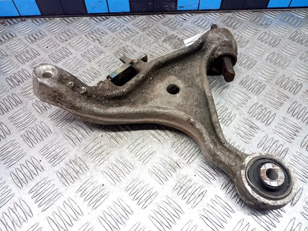 Рычаг передней подвески вольво s80. Рычаг s60. Передний рычаг volvo s80. Рычаг s60. 31317665 рычаг вольво.