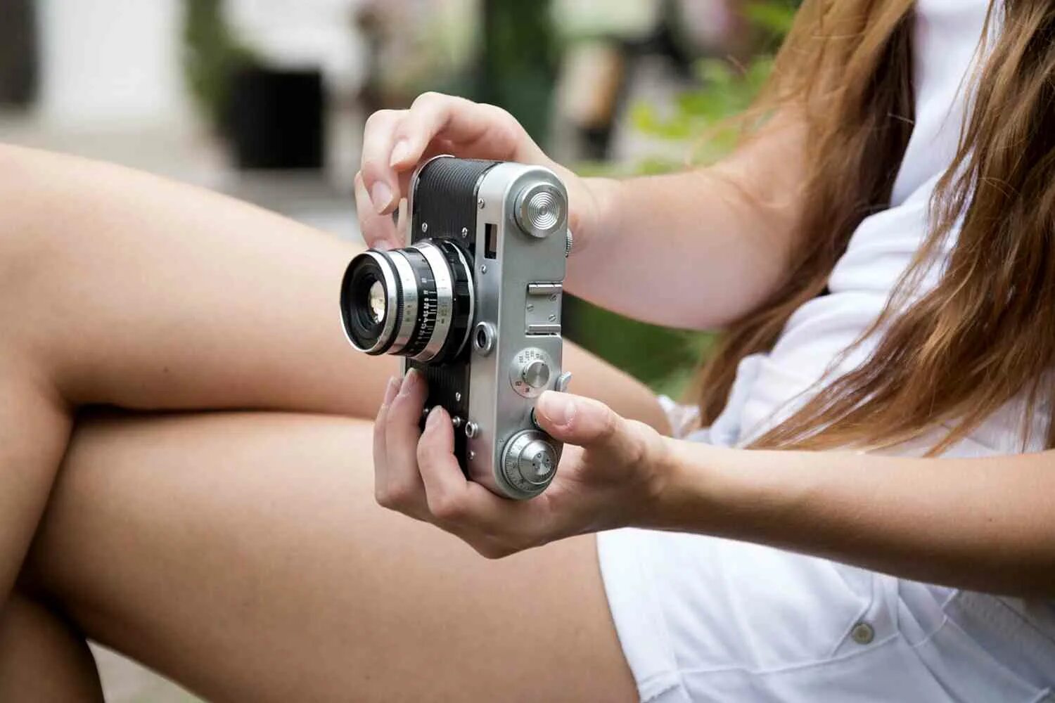 Фотокамера в руках. Девушка с фотоаппаратом. Фотограф с фотоаппаратом в руках. Фотоаппарат в руках.