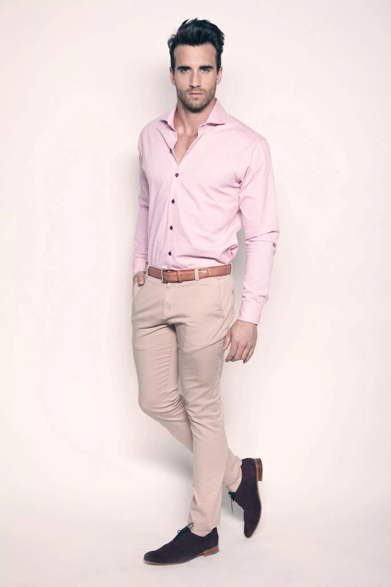 Day new form. Мужская одежда. Полуделовой стиль мужчины. Розовая рубашка мужской стиль. Стиль бежевые брюки и рубашка.