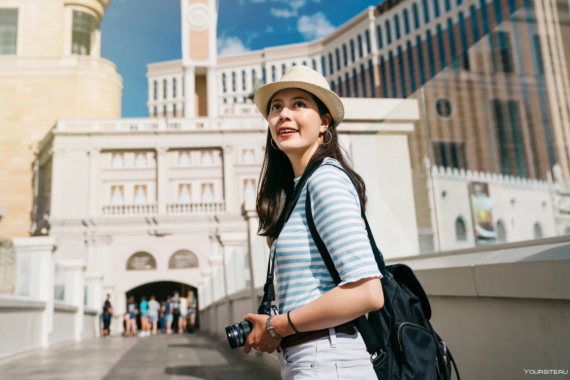 He was a tourist. Девушка экскурсовод. Экскурсовод женщина фото. Молодая девушка экскурсовод. Стройные девушки экскурсовод.