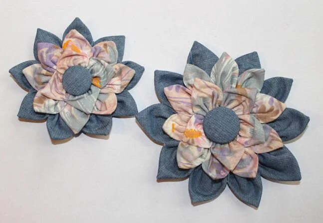 Техники цветов из ткани. Украшения из обрезков ткани. Цветы из ткани. Цветы из джинсы. Броши из ткани.