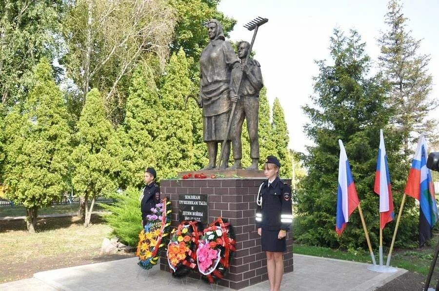 Памятник труженикам тыла Белгородская область. Памятник труженикам тыла (Кузнецк). Памятник юным труженикам тыла в Самаре. Памятник труженикам тыла село Ганновка. Погода в веселом белгородской области красногвардейского района