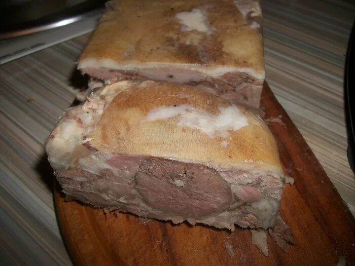 Домашнее прессованное мясо как сделать. Буженина из свиной рульки. прессованное мясо из рульки. рулька прессованная. рулька свиная под прессом.