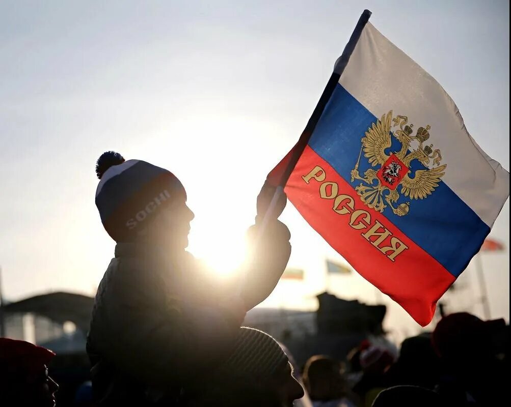 Патриотическое воспитание. Патриотические картинки. Люди с российским флагом. Патриотическое воспитание детей. Патриотичные страны.