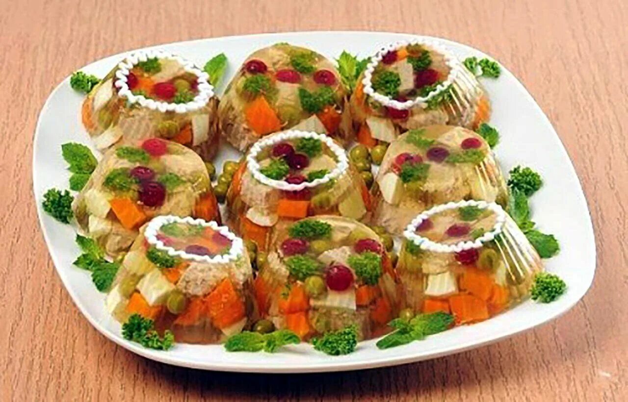 Мясное заливное. Заливное порционное. Холодец в формочках для кексов. Порционный холодец. Королевский холодец.