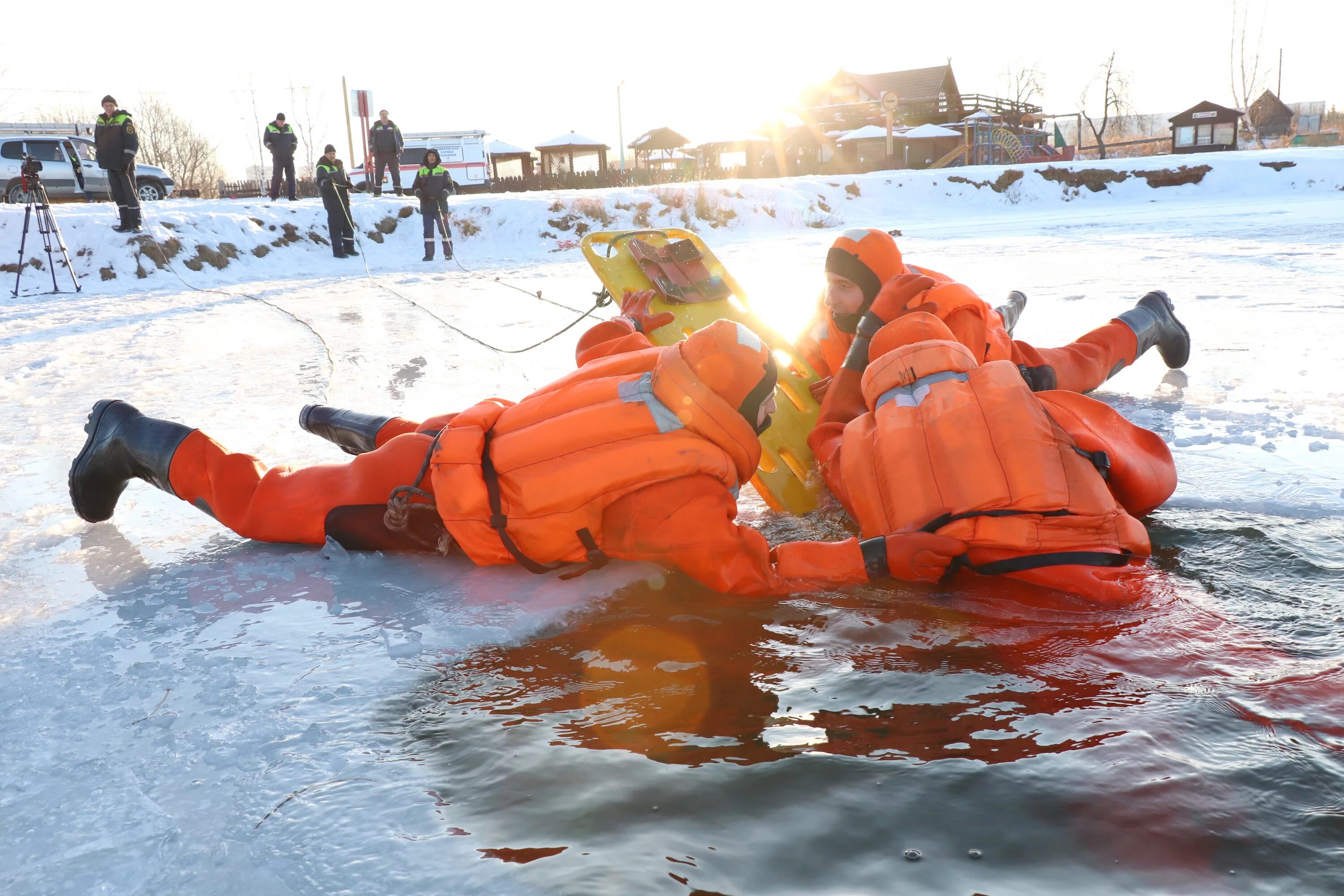 Тренировка спасателей на воде. МЧС спасают людей на воде. Спасатели на воде зимой.