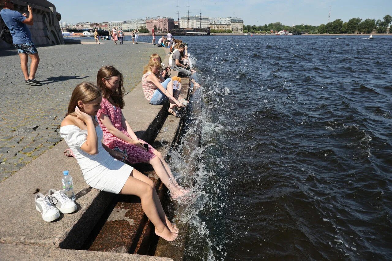 Воздух где идет в спб. Жара в Санкт-Петербурге. Жара в Питере. Лето Питер жара. Девушки в жару в городе.