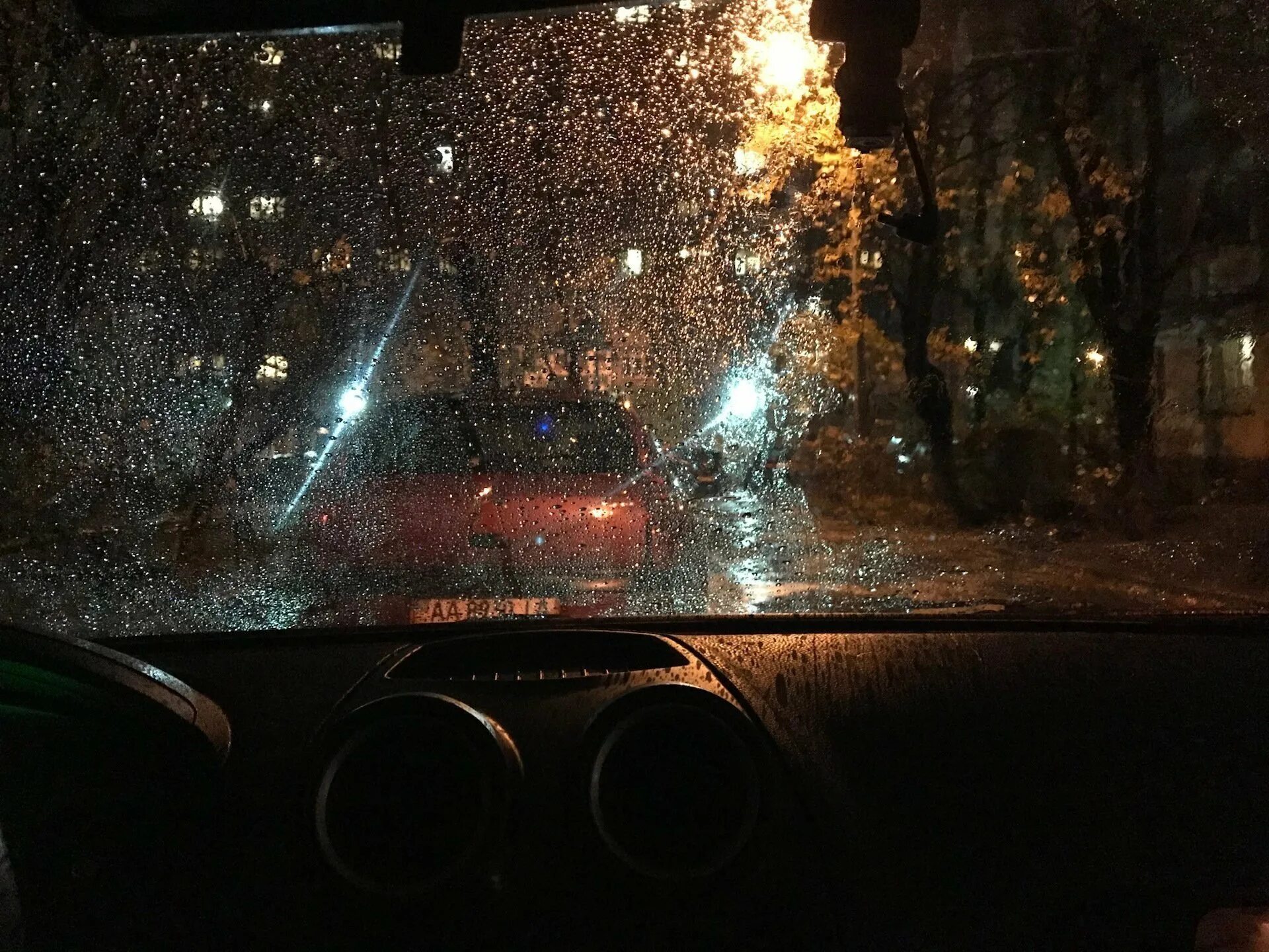 Хорошо в машине в дождь. Машина ночь дождь. Вид из окна автомобиля. Вид из машины. Машина ночью на дороге.