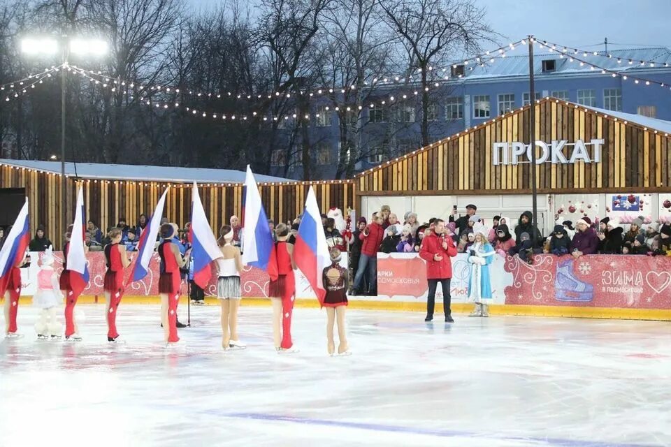 Каток люберцы парк. Центральный Люберецкий каток. Каток Люберецкий парк. Каток в Люберцах у администрации. Центральный парк Люберцы каток.