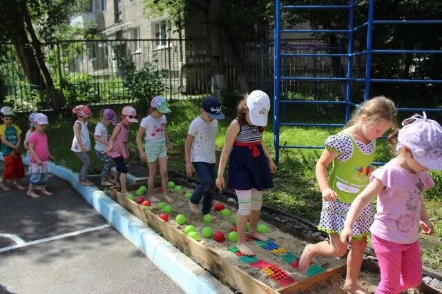 Сад здоровье сайт. Тропа здоровья в саду. Оздоровительная тропа в детском саду. Тропа здоровья в детском саду. Тропинка здоровья в детском саду.