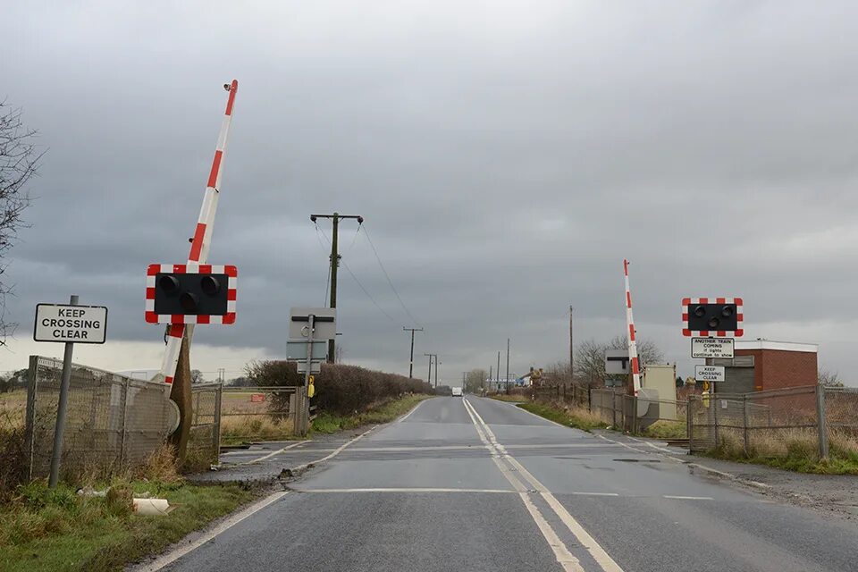 Level crossing. Железнодорожный переезд в Англии. Железнодорожные переезды Великобритании. Шлагбаум на границе. ЖД переезд в Италии.