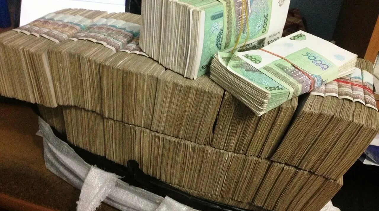 Деньги Узбекистана. Много узбекских денег. Пачка денег. Пачки узбекских денег.