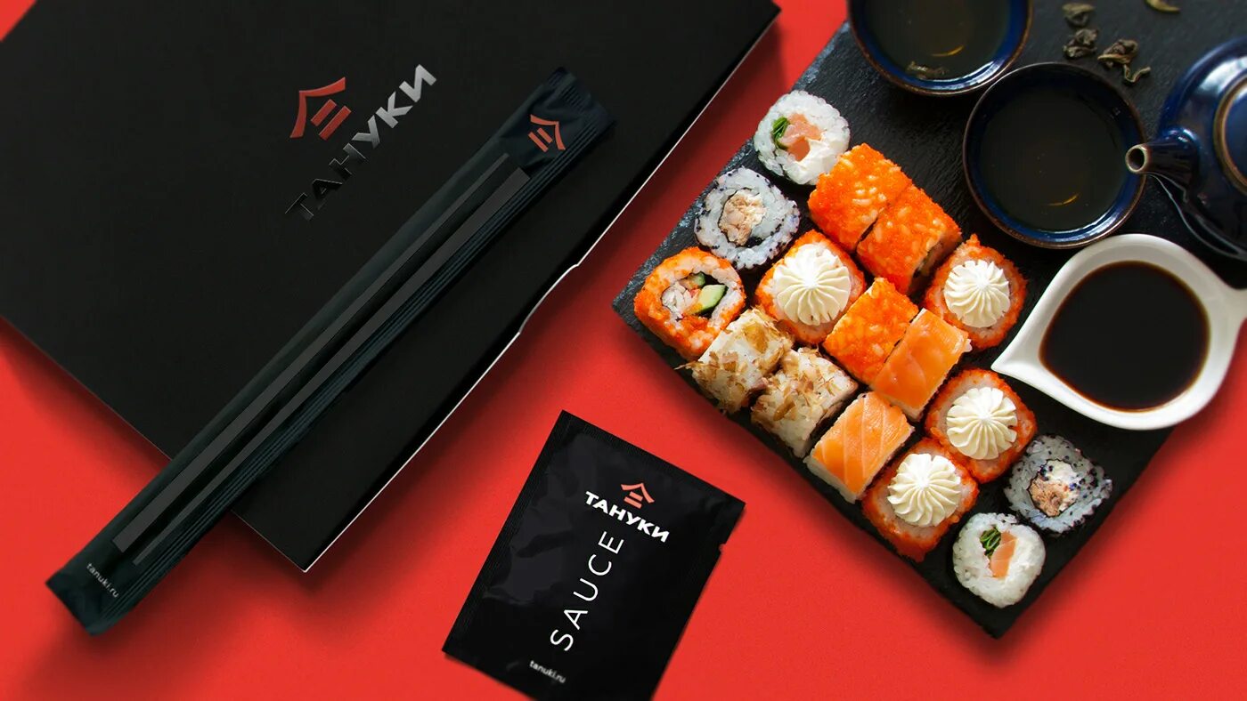 Упаковка для роллов Тануки. Тануки японская кухня. Японский суши ресторан Тануки. Роллы в коробочке.