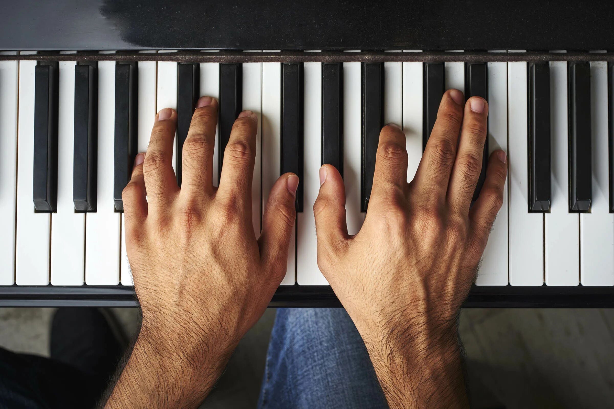 Пальцы пианиста. Руки пианиста. Длинные пальцы пианиста. Пальцы на пианино.