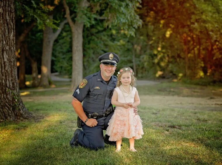 Saved her life. Фотосессия полиция. Девочка полицейский. Полицейский фотосессия. Милый полицейский.