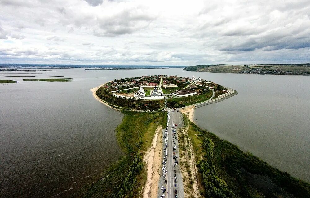 Река волга в татарстане. Остров град Свияжск Татарстан. Свияжск Казань дамба. Остров Свияга Казань. Остров-град Свияжск река.