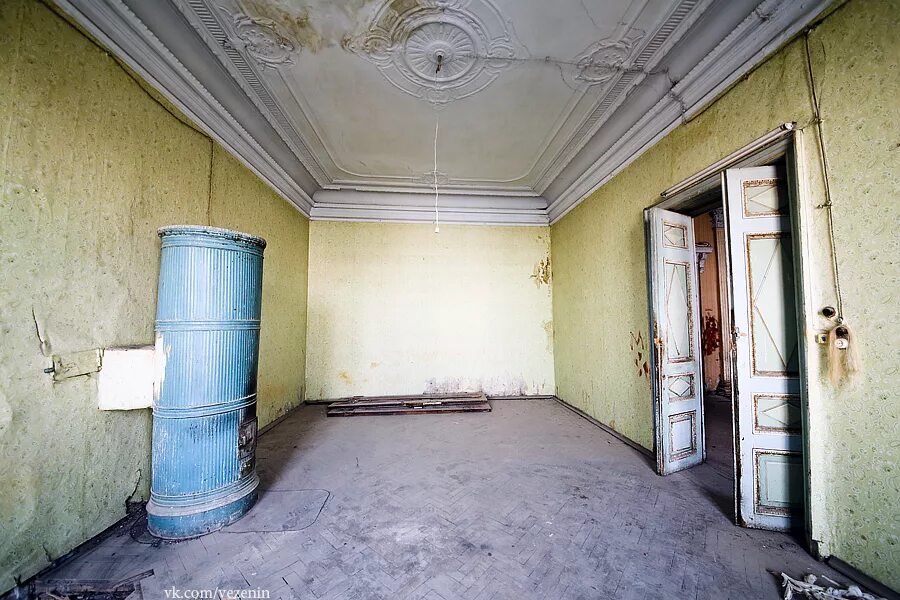 интерьер коммуналки. питер коммуналки фото. квартира в старинном доме. коммуналки петербурга старого фонда. старая квартира.