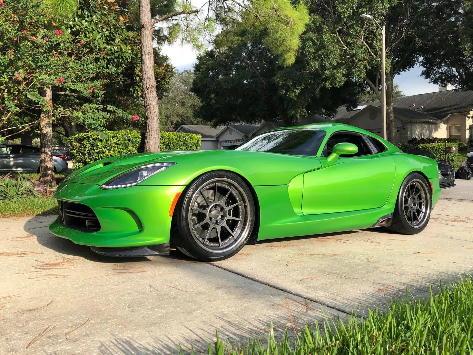 Viper green. Додж Вайпер зеленый. Dodge Viper зеленый. Dodge Viper 2016 зелёный. Додж Вайпер салатовый.