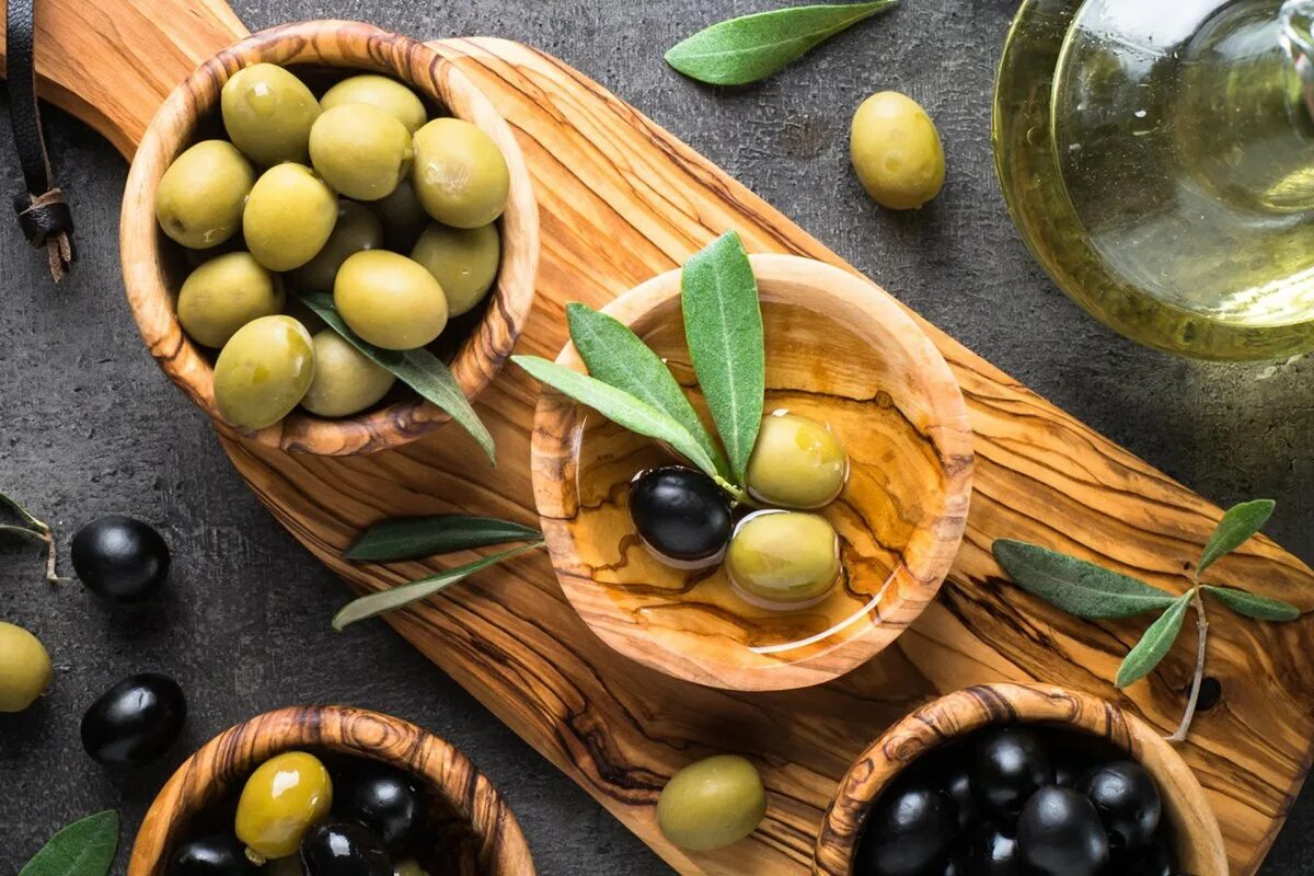 Польза косточек маслин. Маслины Блэк Оливес. Оливки это недозрелые маслины. Оливковые косточки маслины. Ассорти маслин и оливок.