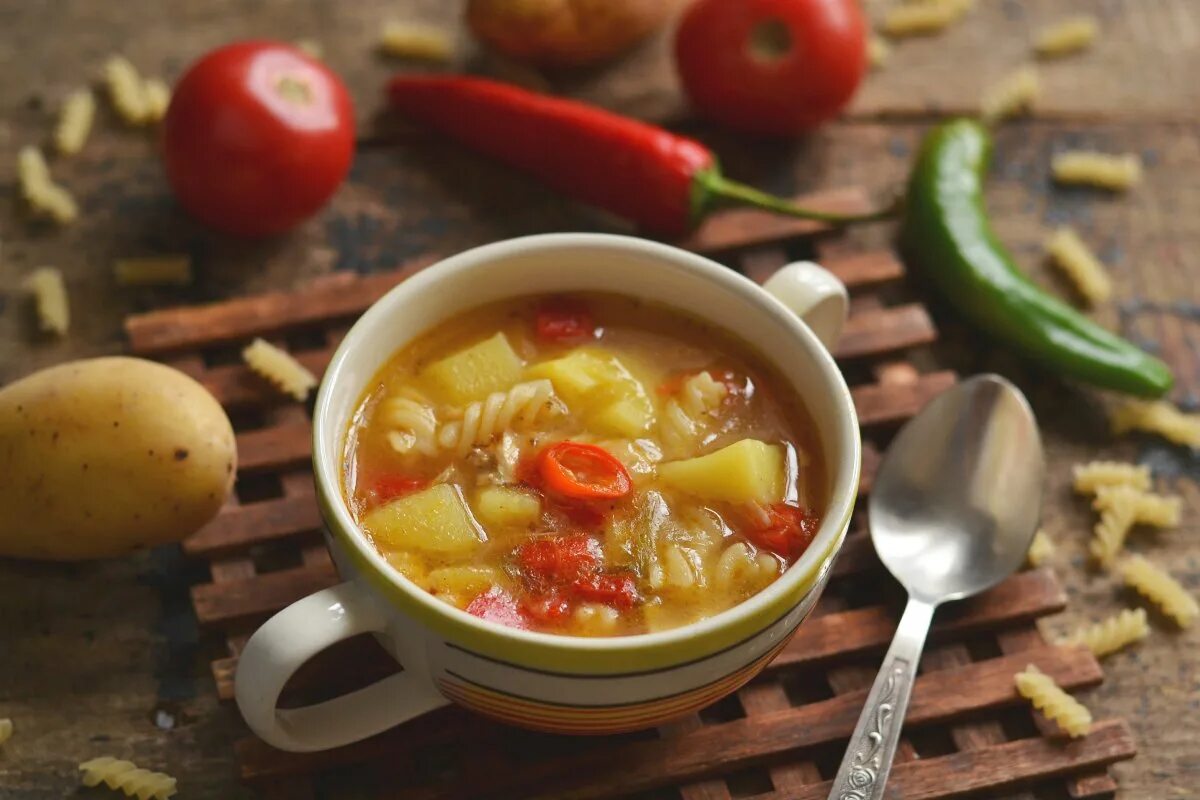 Постные супы без мяса. Суп с макаронами. Овощной суп с макаронами. Заправочные супы с макаронными изделиями. Суп на ужин с макаронами.