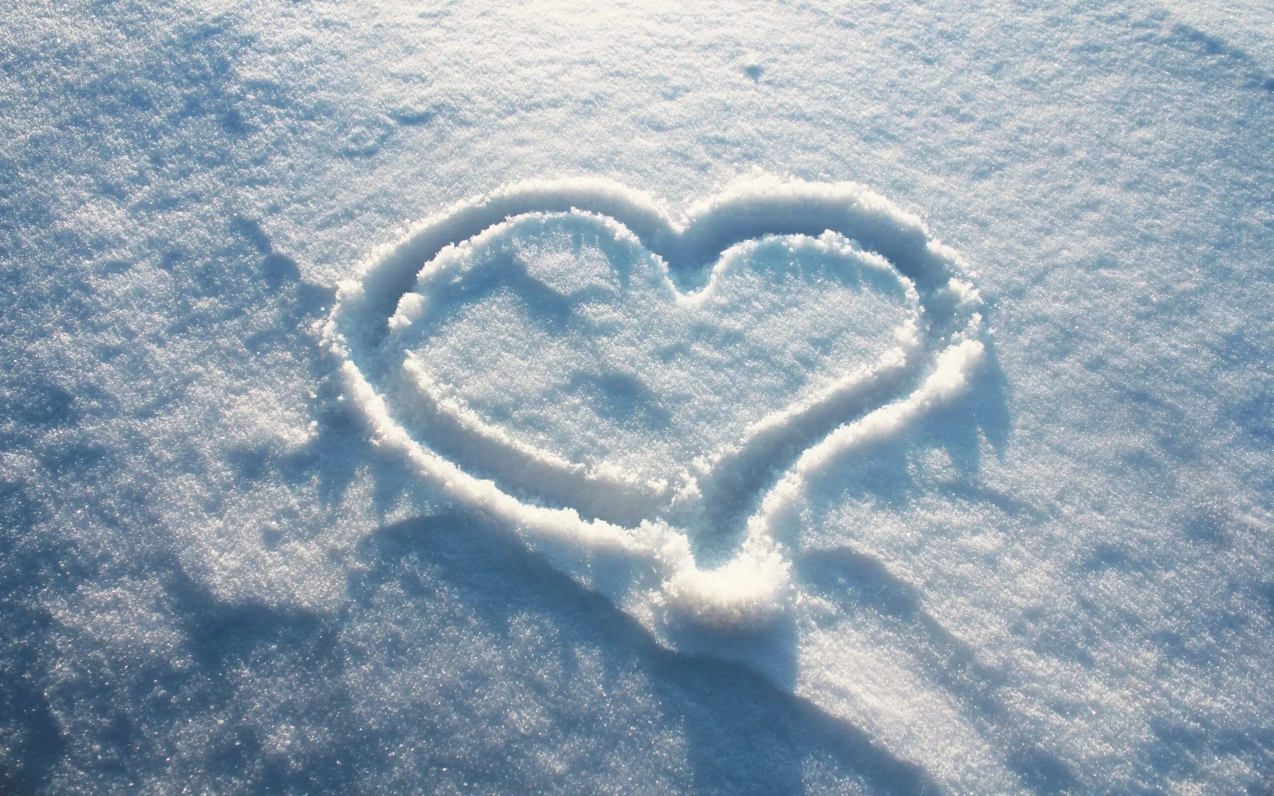 Я говорю тебе про любовь лед 3. Сердце на снегу. Сердечко на снегу. Снежное сердце. Сердечко из снега.