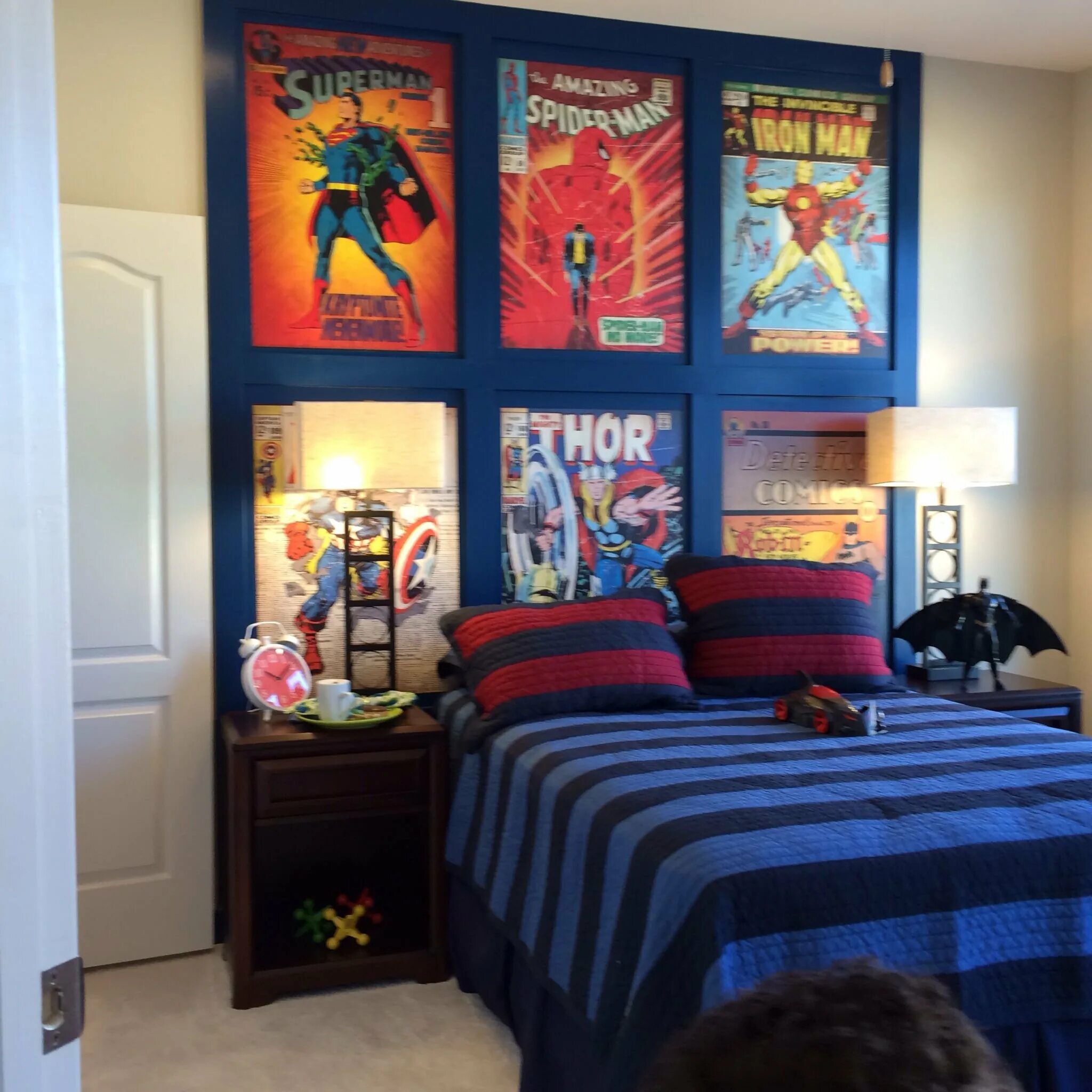 Комната гика Марвел. Постеры в комнату подростка. Детская комната в стиле Марвел. Комната в стиле супергероев.