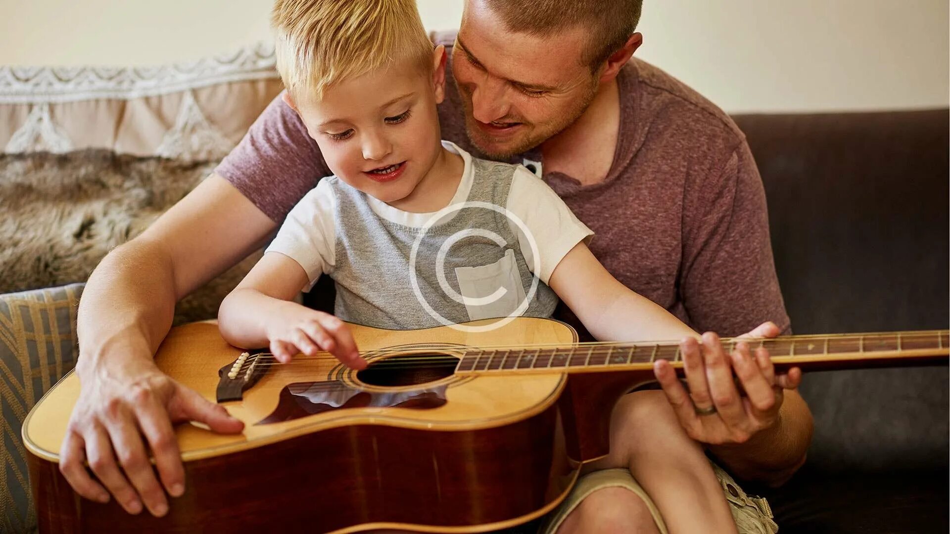 Мальчик с гитарой. Гитара для детей. Папа с гитарой и сыном. Ребенок играет на гитаре. Папа играет на гитаре