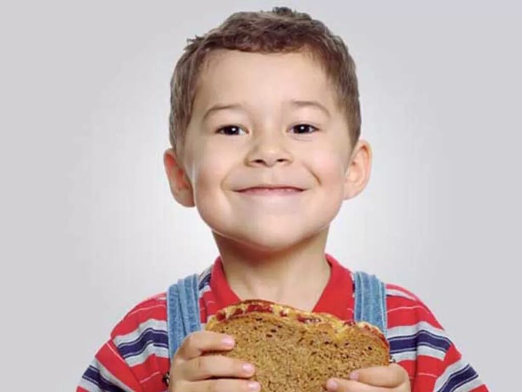 Человек есть хлеб. Кушает хлеб. Ребенок ест хлеб. Мальчик ест бутерброд. Мальчик кушает хлеб.