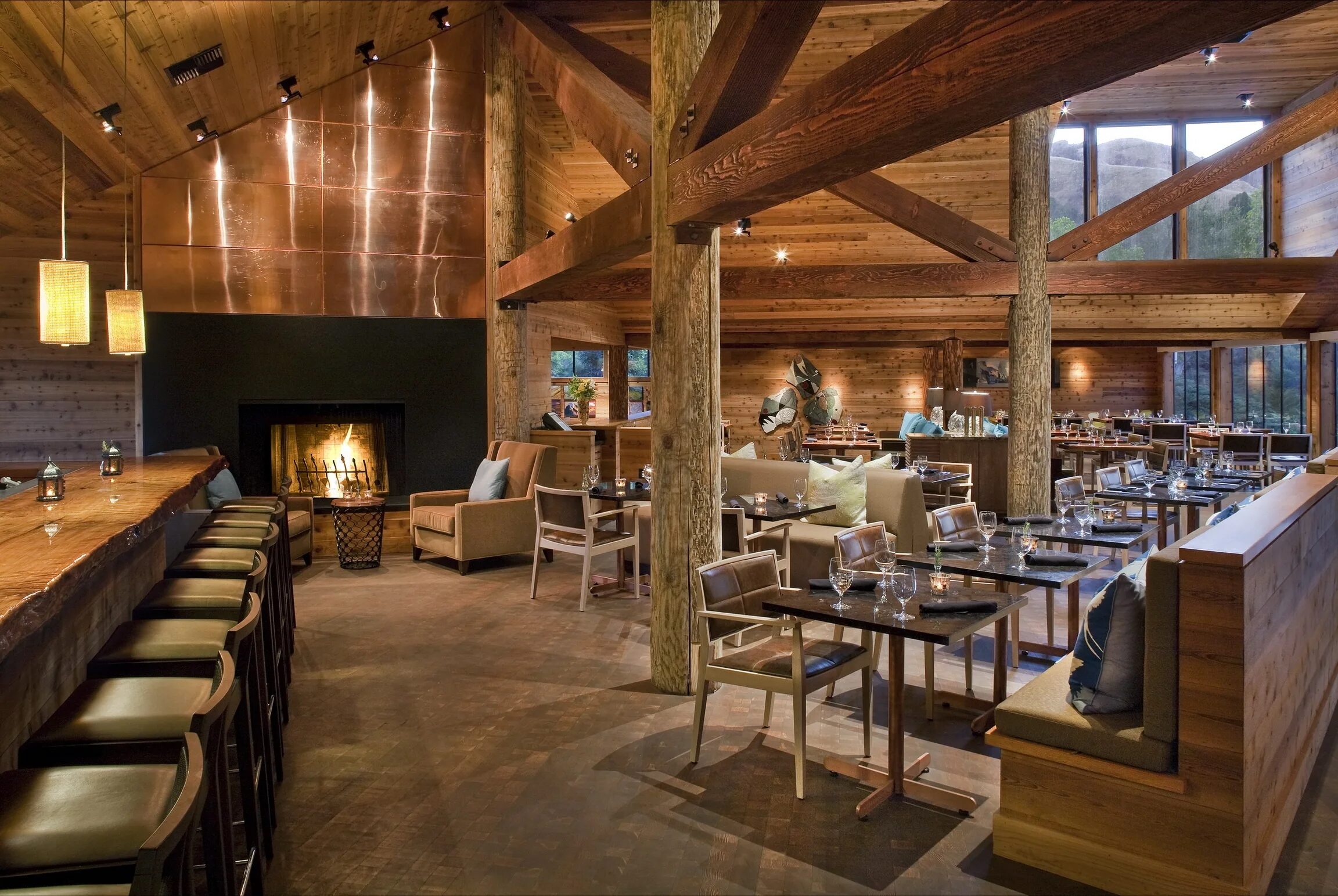 Шале ресторан из клееного бруса. Ресторан деревянный интерьер. Интерьер кафе из дерева. Ресторан в стиле дерева.