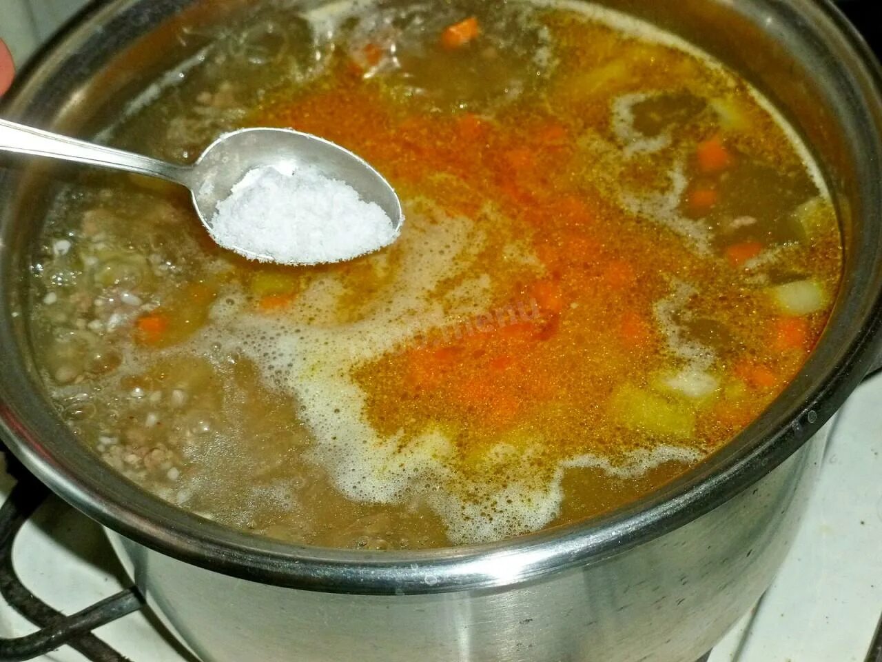 Суп в кастрюле. Суп с пережаркой. Суп из говяжьего фарша. Соленый суп. Кипение бульона
