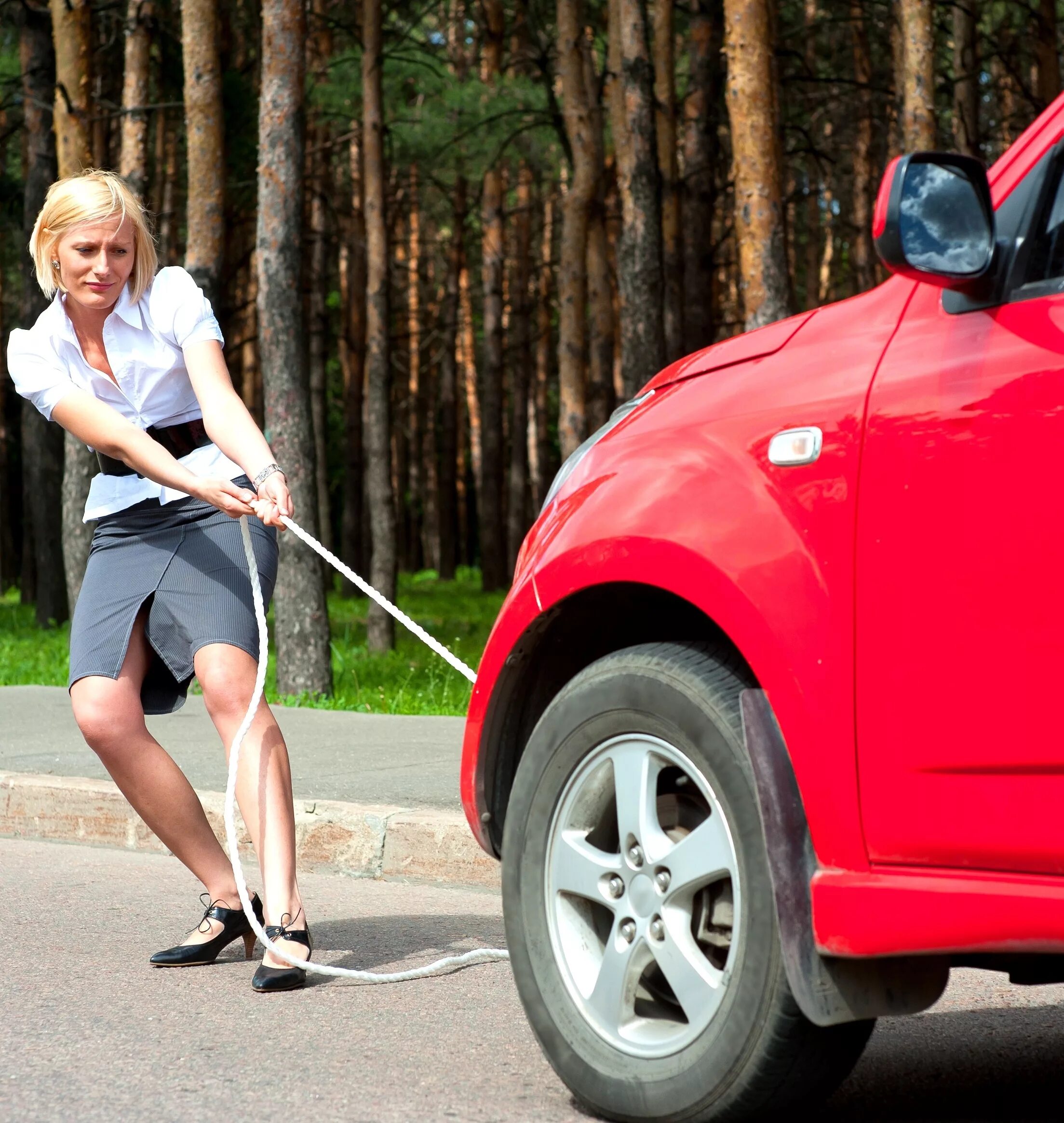 буксировка авто тросом. буксируют автомобиль тросом. авто трос буксировочный. автомобиль буксирует с помощью троса. автомобиль буксирует с помощью троса.