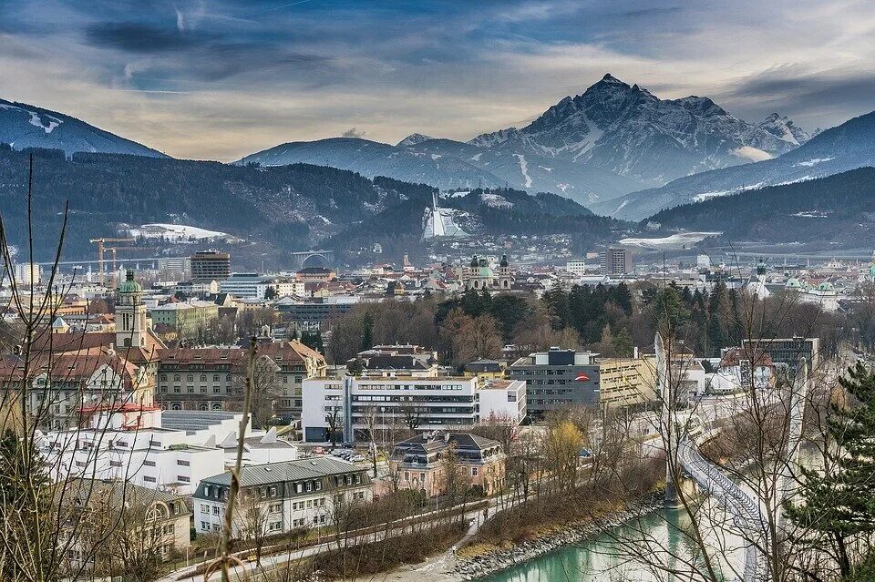Инсбрук. Тироль Инсбрук. Инсбрук Альпы. Горы в Инсбруке , Австрия.. Инсбург город.