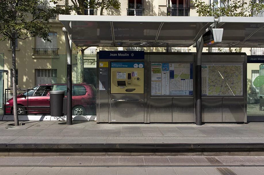 Остановка общественного транспорта в городе. Автобусные остановки в США. Парижские остановки. Автобусная остановка в Париже. Остановки в Париже.
