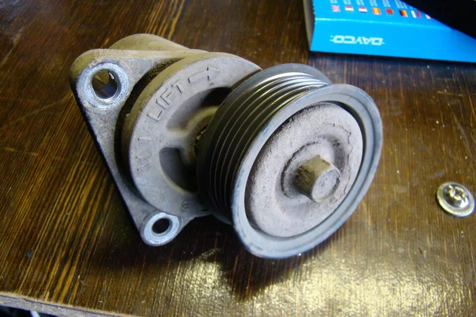 Мазда 3 натяжитель приводного ремня. Натяжной ролик мазда демио 1. Натяжитель ремня мазда 3 1. Механизм натяжителя ремня мазда 3 1. Натяжитель ремня мазда демио dy3w.