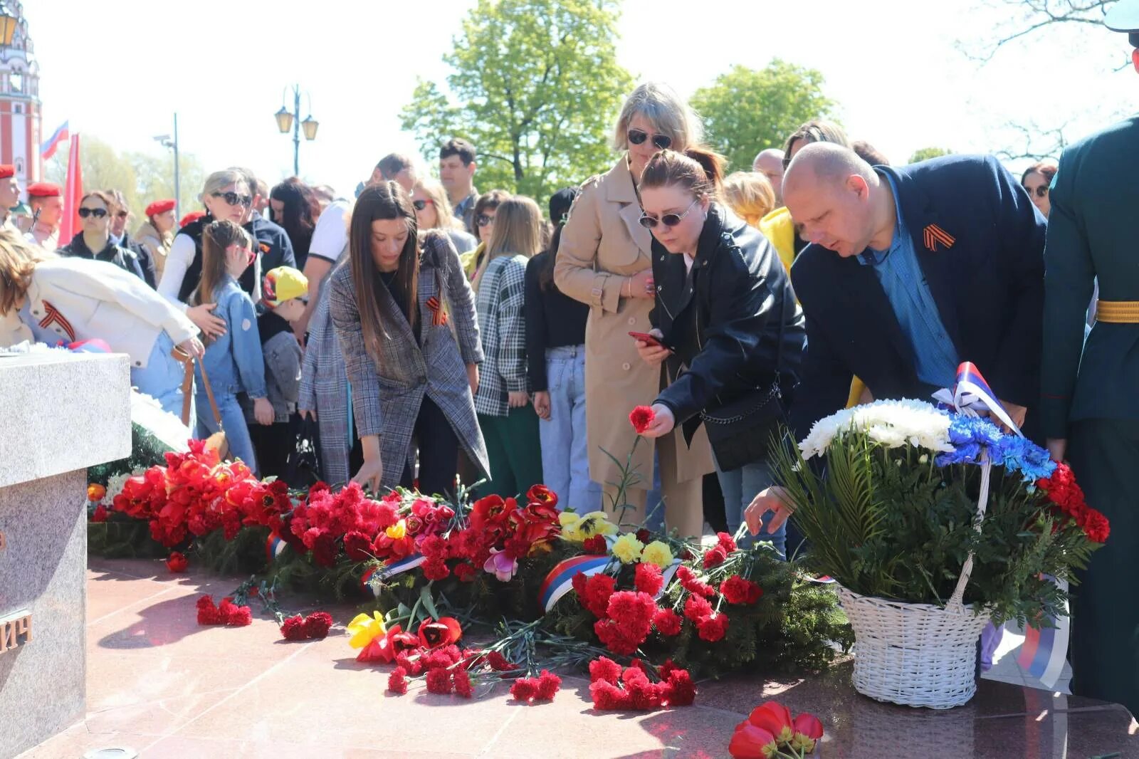 Новости гусева на сегодня. Гусев город 9 мая. Мемориал память в Калининграде. Фото с 9 мая день Победы город Гусев.