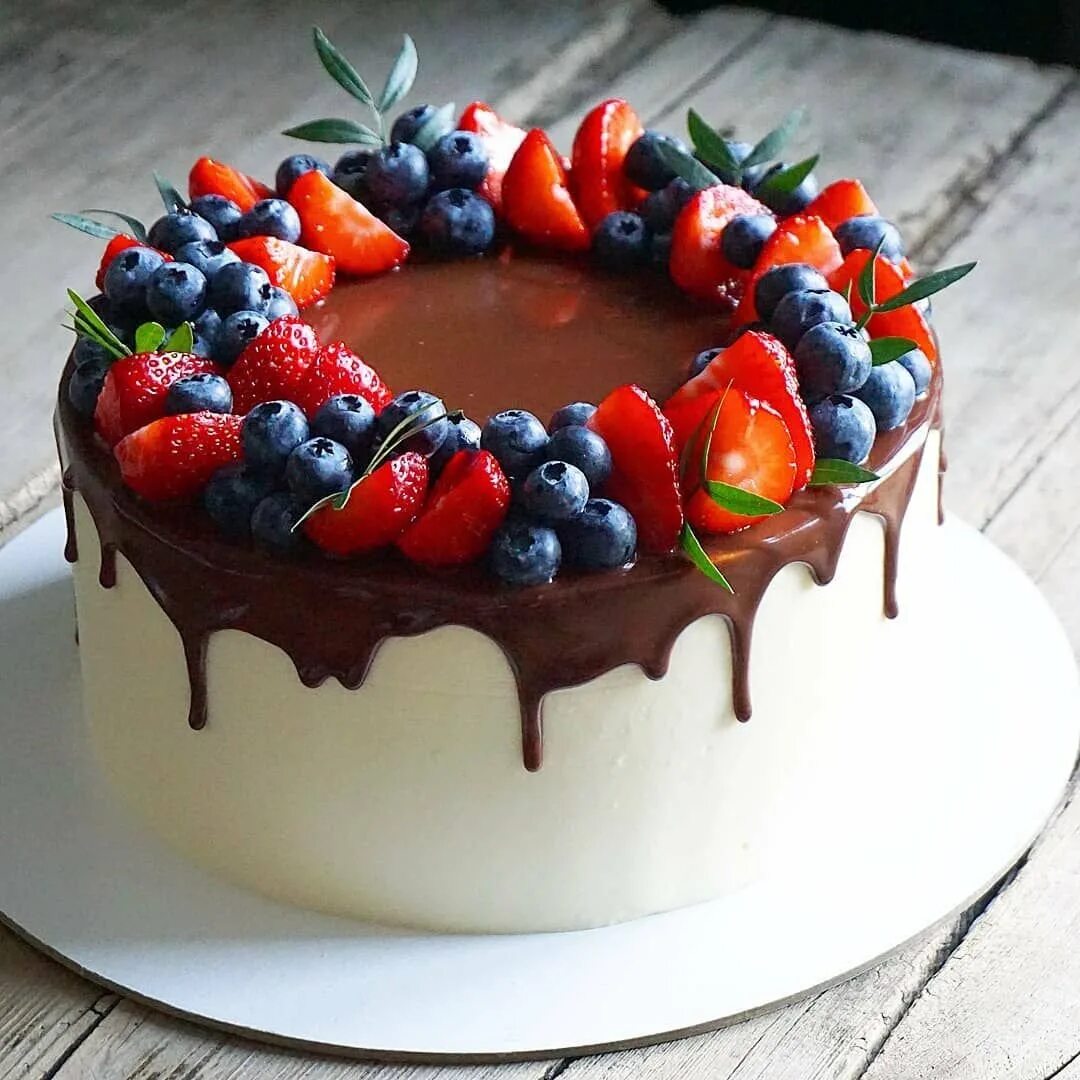 Торт с клубникой и голубикой. Украшение торта клубникой и голубикой. Торт с ягодами. Украшение торта ягодами. Украшение тортика ягодами.