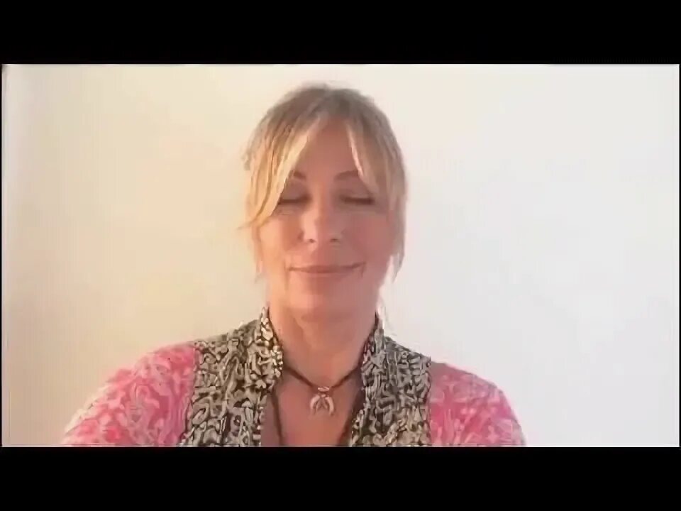 Кундалини йога с майей файнс. Майя файнс кундалини 1. Кундалини йога с майей файнс 1 чакра. Майя файнс 1 чакра. Майя файнс йога.